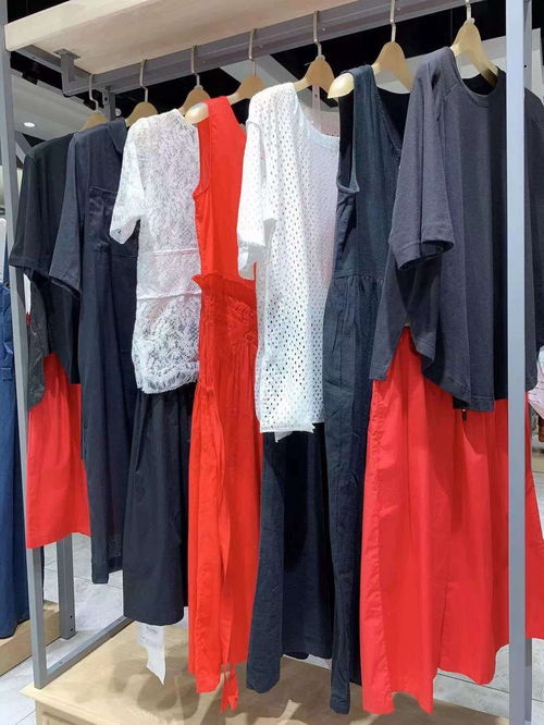 杭州妍帛女装 折扣走份批发模式解析与T恤女装纸板应用